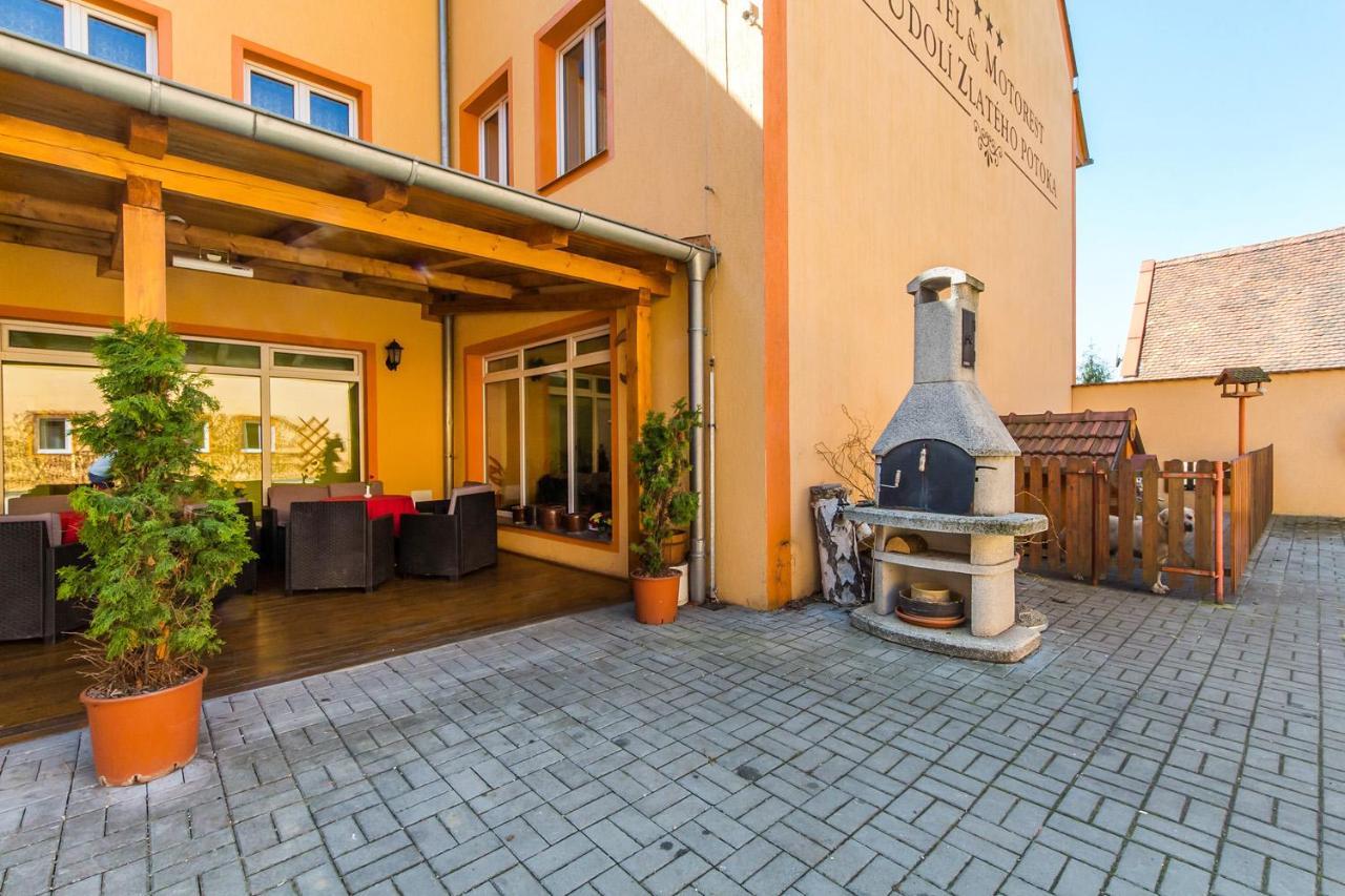 Blsany Hotel & Motorest V Udoli Zlateho Potoka מראה חיצוני תמונה